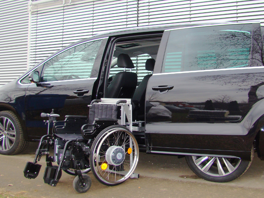 Das Rollstuhlverladesystem LADEBOY S2 für einen ungefalteten Rollstuhl mit Elektroantrieb.