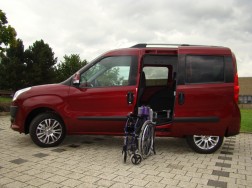 Die Rollstuhlverladehilfe LADEBOY S2 im Fiat Doblo.