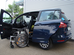 Das Rollstuhlliftsystem LADEBOY S2 im Ford B-Max.