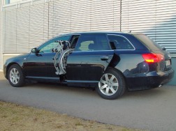 Die Rollstuhlverladehilfe LADEBOY S2 im Audi A 6 Avant.
