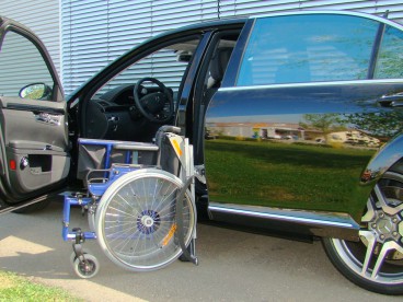 Das Rollstuhlverladesystem LADEBOY S2 in der Mercedes S-Klasse AMG.