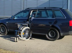 Die Rollstuhlverladehilfe LADEBOY S2 im Auto Typ Audi A6 Avant 2001.