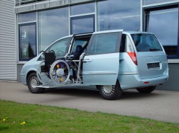 Der Rollstuhllift LADEBOY S2 im Auto Typ Citroen C8.