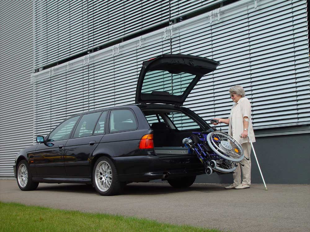 Das Rollstuhlverladesystem LADEBOY lässt sich einfach und komfortabel bedienen.