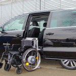 Das Rollstuhlverladesystem LADEBOY S2 für einen ungefalteten Rollstuhl mit Elektroantrieb.
