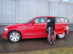 Das Rollstuhlliftsystem LADEBOY S2 im BMW 1er.