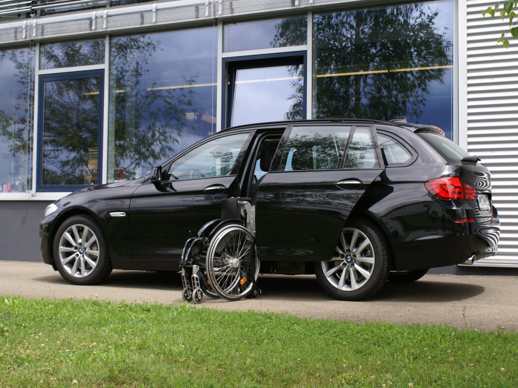 Der Rollstuhllift LADEBOY S2 im BMW 5er Touring F11.
