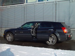 Der Rollstuhlhebelift LADEBOY S2 im Chrysler C300.