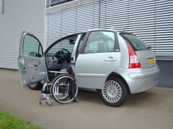 Das Rollstuhlverladesystem LADEBOY S2 im Citroen C3.