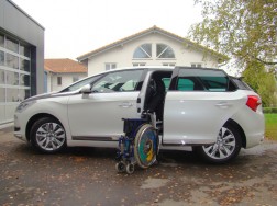 Das Rollstuhlverladesystem LADEBOY S2 im Citroen DS5.