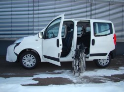 Der Rollstuhllift LADEBOY S2 im Citroen Nemo.