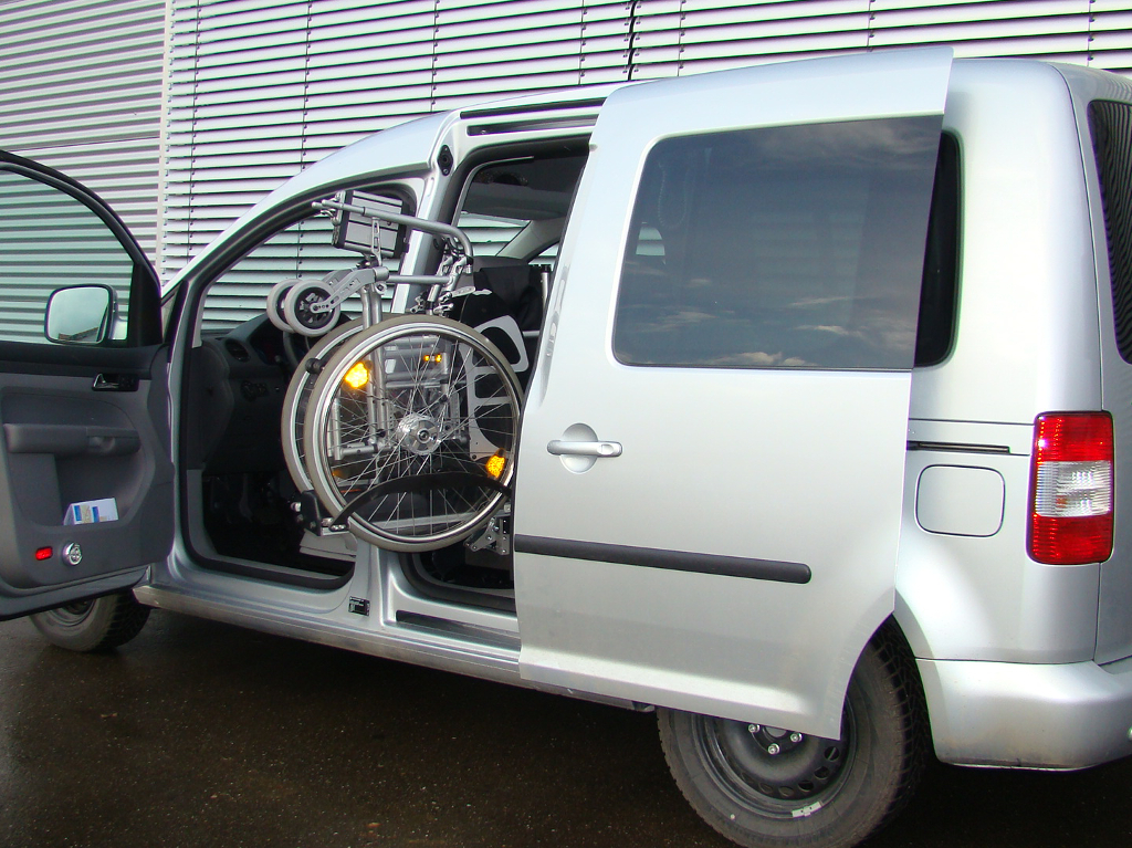 Die Rollstuhlverladehilfe LADEBOY S2 im VW Caddy.