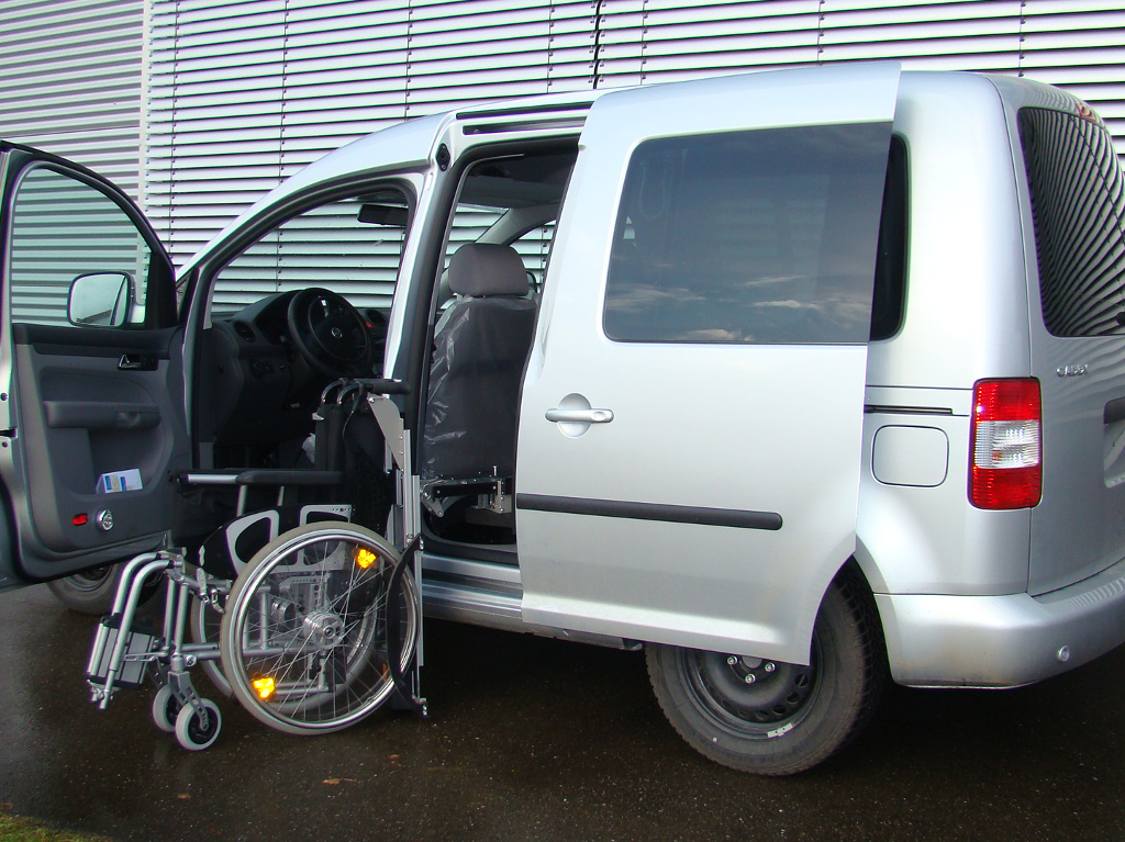 Das Rollstuhlverladesystem LADEBOY S2 im VW Caddy.