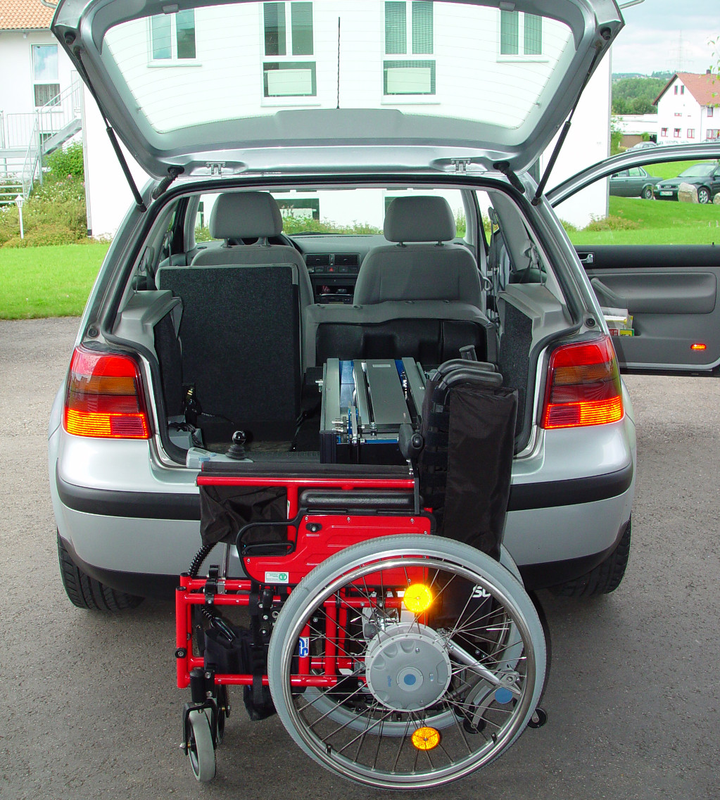 Das Rollstuhlverladesystem LADEBOY im PKW Typ Schrägheck.