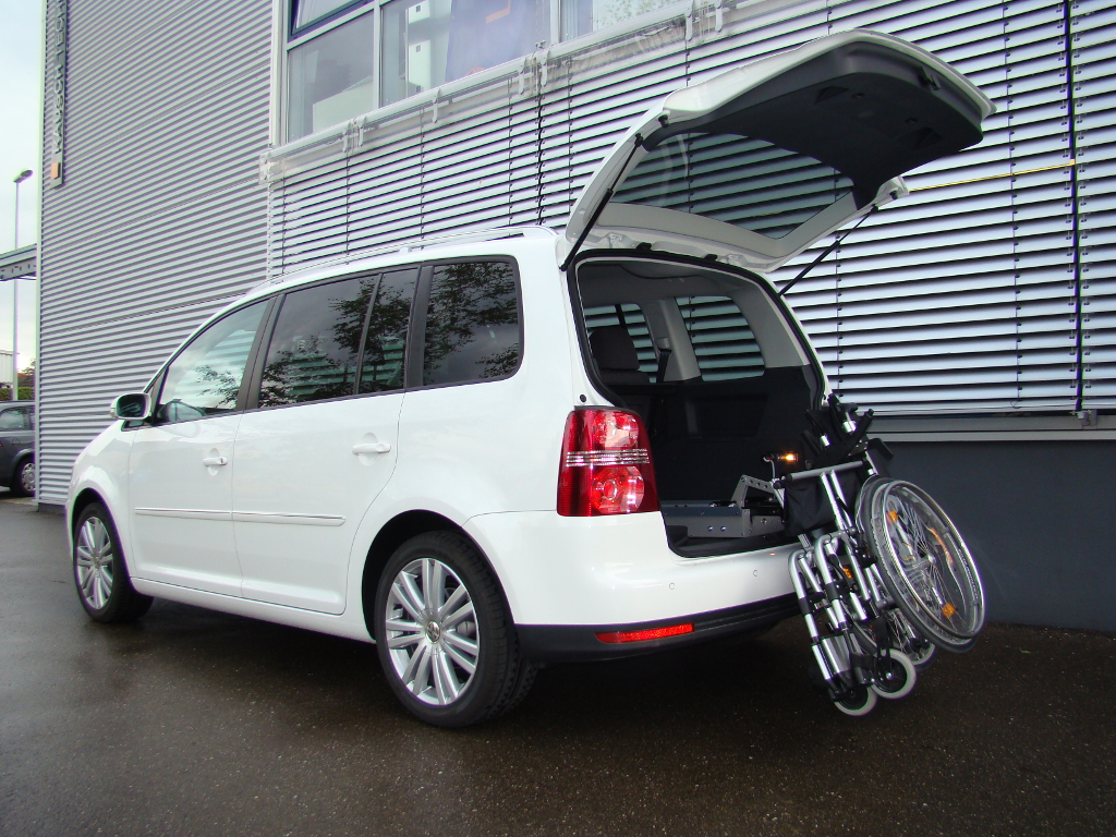Das Rollstuhlverladesystem LADEBOY im PKW Typ Van.