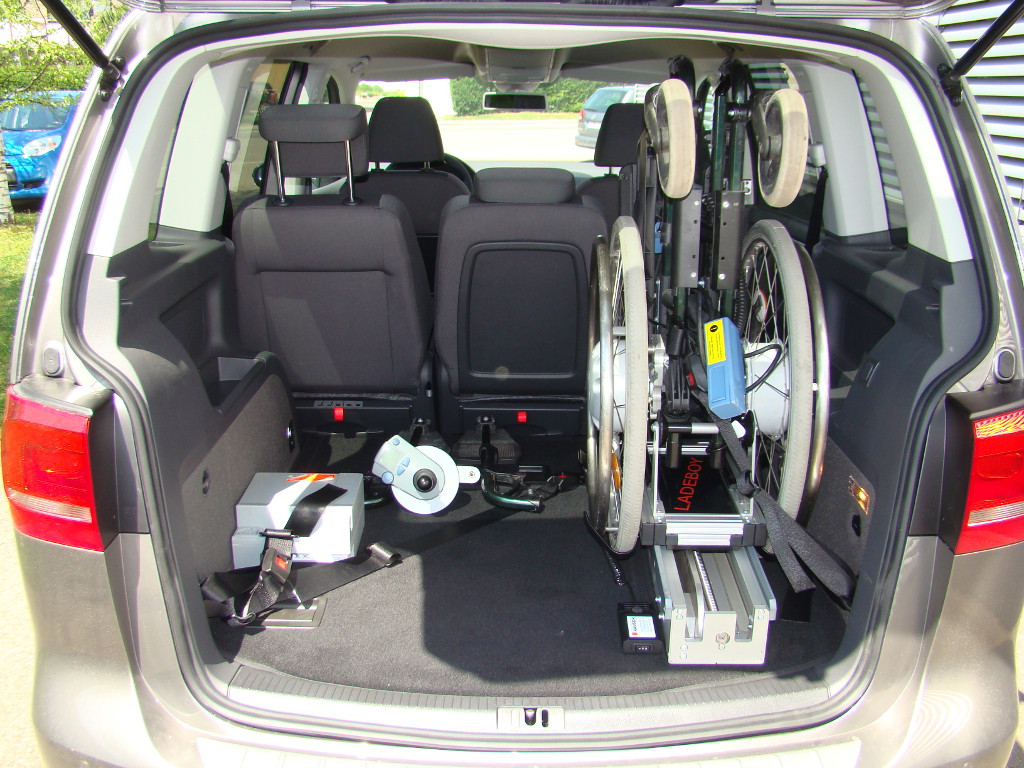 Die Rollstuhlverladehilfe LADEBOY S für den Rollstuhltransport stehend im Kofferraum.