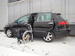Das Rollstuhlverladesystem LADEBOY S2 im Fiat Croma.