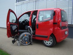 Das Rollstuhlverladesystem LADEBOY S2 im Fiat Fiorino-Qubo.
