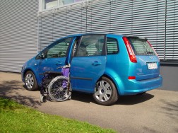 Das Rollstuhlliftsystem LADEBOy S2 im Ford C-Max.