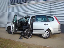 Die Rollstuhlverladehilfe LADEBOY S2 im Ford Focus Kombi.