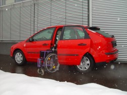 Das Rollstuhlverladesystem LADEBOY S2 im Ford Focus Schraegheck.