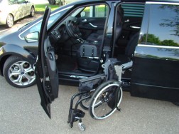 Die Rollstuhlverladehilfe LADEBOY S2 im Ford Galaxy.