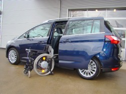 Der Rollstuhllift LADEBOY S2 im Ford Grand C-Max.