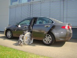 Das Rollstuhlliftsystem LADEBOY S2 in der Honda Accord Limousine 2010.
