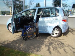 Der Rollstuhllift LADEBOY S2 im Honda Jazz 2009.
