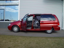 Das Rollstuhlliftsystem LADEBOY S2 im Kia Carnival.