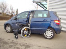 Das Rollstuhlliftsystem LADEBOY S2 in der Mercedes B-Klasse 2010.