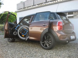 Die Rollstuhlverladehilfe LADEBOY S2 im Mini Countryman.