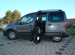 Das Rollstuhlverladesystem LADEBOY S2 im Peugeot Partner.
