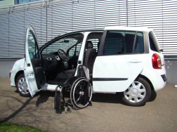 Der Rollstuhlverladelift LADEBOY S2 im Renault Modus.