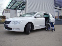 Das Rollstuhlverladesystem LADEBOY S2 im Skoda Superb Kombi.