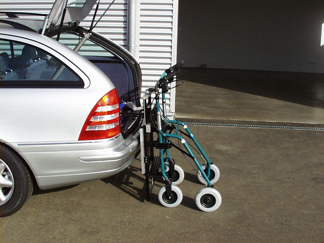 Rollstuhlverladesystem LADEBOY zur Verladung eines Rollators im Kofferraum.