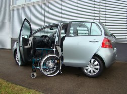 Die Rollstuhlverladehilfe LADEBOY S2 im Toyota Yaris.