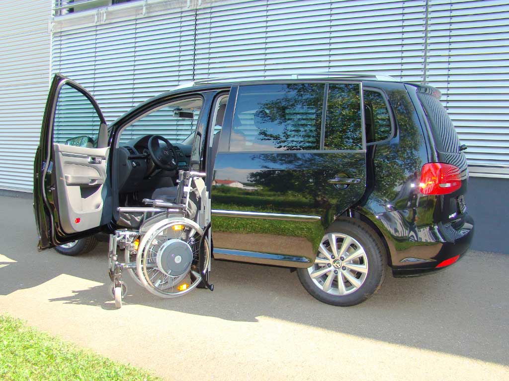 Die Rollstuhlverladehilfe LADEBOY S2 im VW Touran.