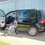 Die Rollstuhlverladehilfe LADEBOY S2 Maximum im VW Touran.