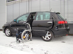Das Rollstuhlverladesystem LADEBOY S2 im Fiat Croma.