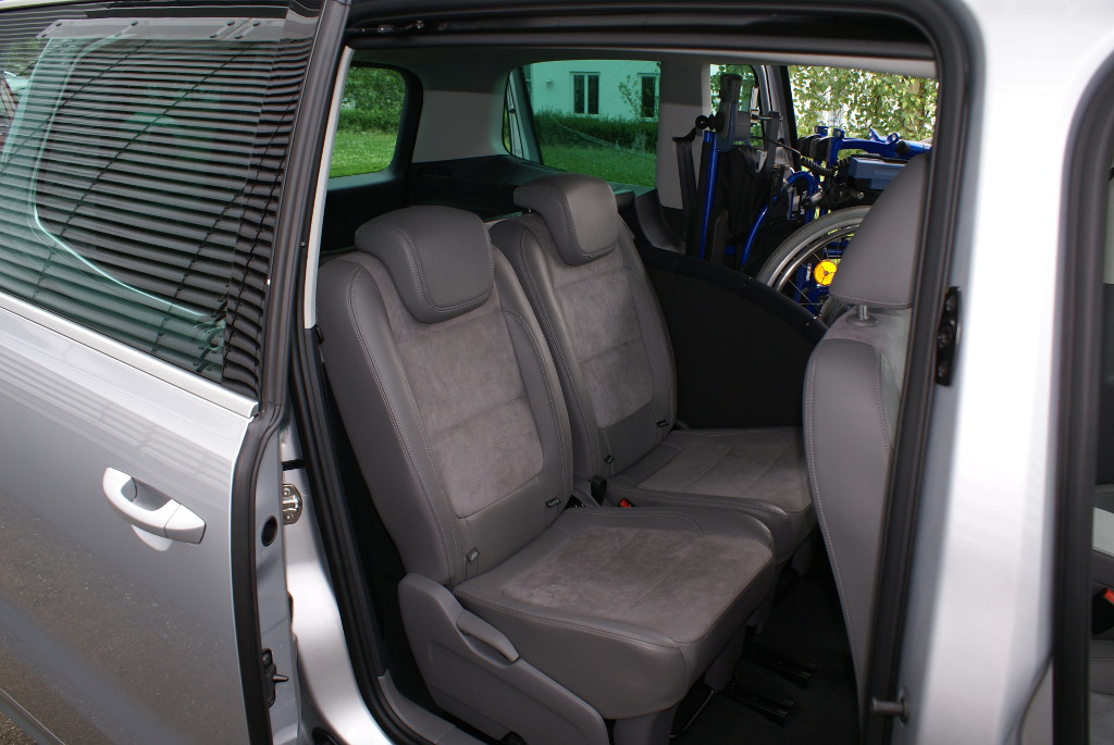 Der LAEBOY S2 im VW Sharan II mit Schwenkmodul und 4 Sitzen