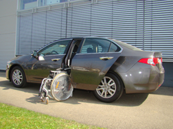 Das Rollstuhlverladesystem LADEBOY S2 in der Honda Accord Limousine.