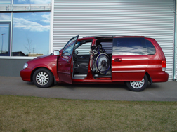 Das Rollstuhlliftsystem LADEBOY S2 im Kia Carnival.