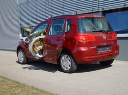 Die Rollstuhlverladehilfe LADEBOY S2 im Mazda 2.