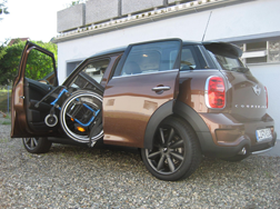 Das Rollstuhlliftsystem LADEBOY S2 im Mini Countryman.