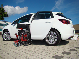Das Rollstuhlverladesystem LADEBOY S2 im Opel Astra J Schrägheck.