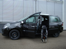 Das Rollstuhlverladesystem LADEBOY S2 im Renault Clio.