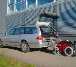 Der Rollstuhllift SCOOTERBOY im PKW Typ Kombi.