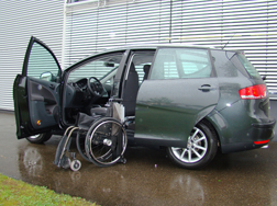 Der Rollstuhlverladelift LADEBOY S2 im Seat Altea XL.