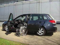 Das Rollstuhlverladesystem LADEBOY S2 im Subaru Legacy Kombi.